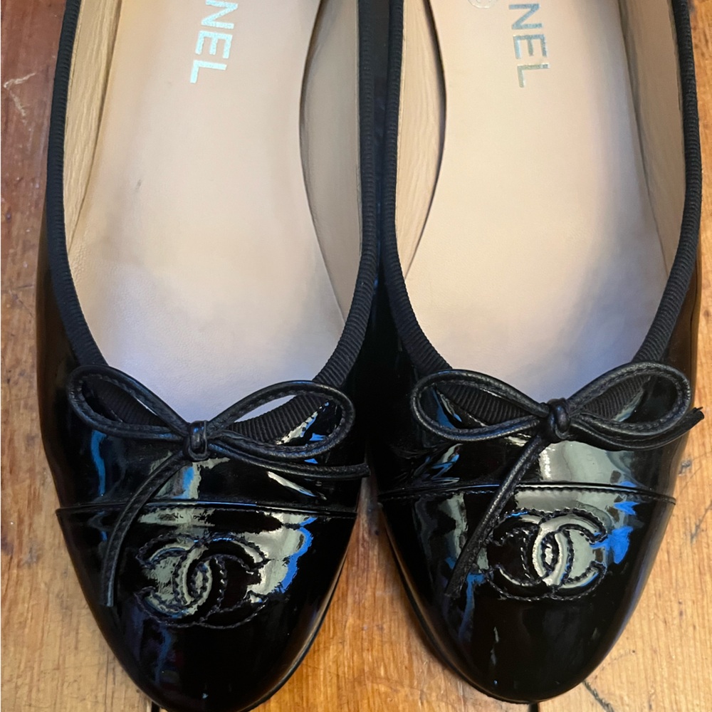 CHANEL Flats
